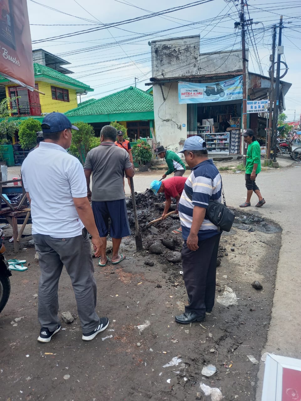 Mantri Pasar Rambipuji – SLAMET, S.H. melakukan Kegiatan Bersih-Bersih di Pasar Rambipuji