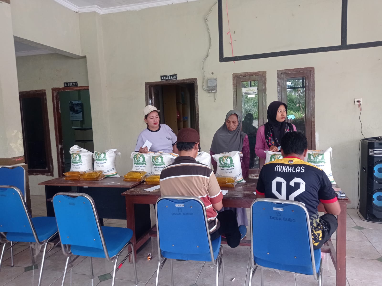 Bantuan Beras dan Minyak Goreng di Desa Subo Kecamatan Pakusari Berjalan Kondusif