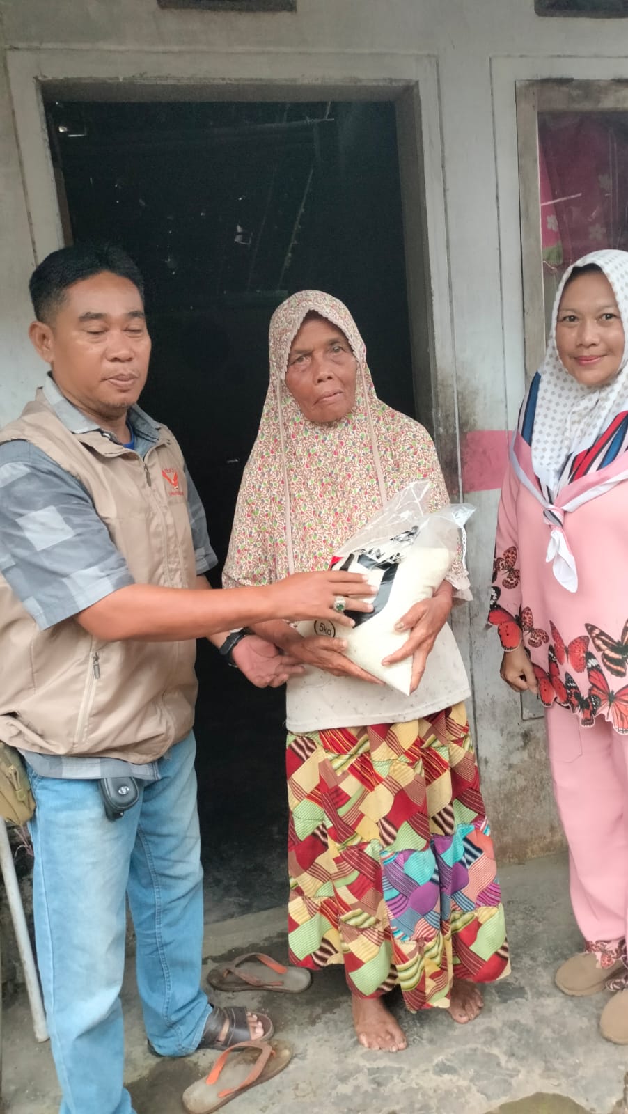 GWI Cabang Jember Salurkan 30 Paket Beras untuk Masyarakat Dhuafa Secara Door to Door di Desa Pancakarya