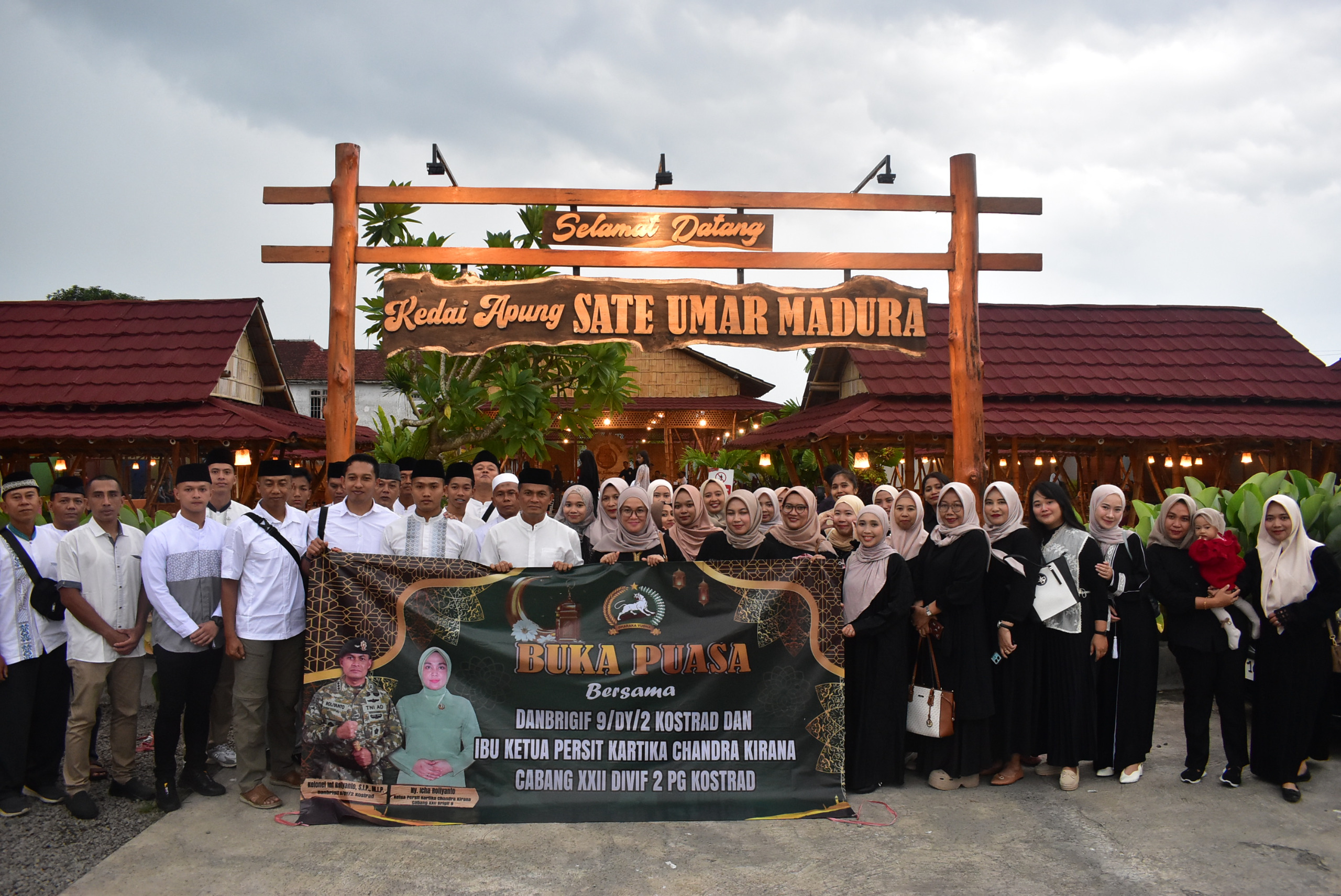 BRIGIF 9/DY/2 KOSTRAD BERBAGI BERKAH RAMADHAN DAN GELAR BUKA PUASA BERSAMA, PERERAT SILATURAHMI DENGAN MASYARAKAT JEMBER