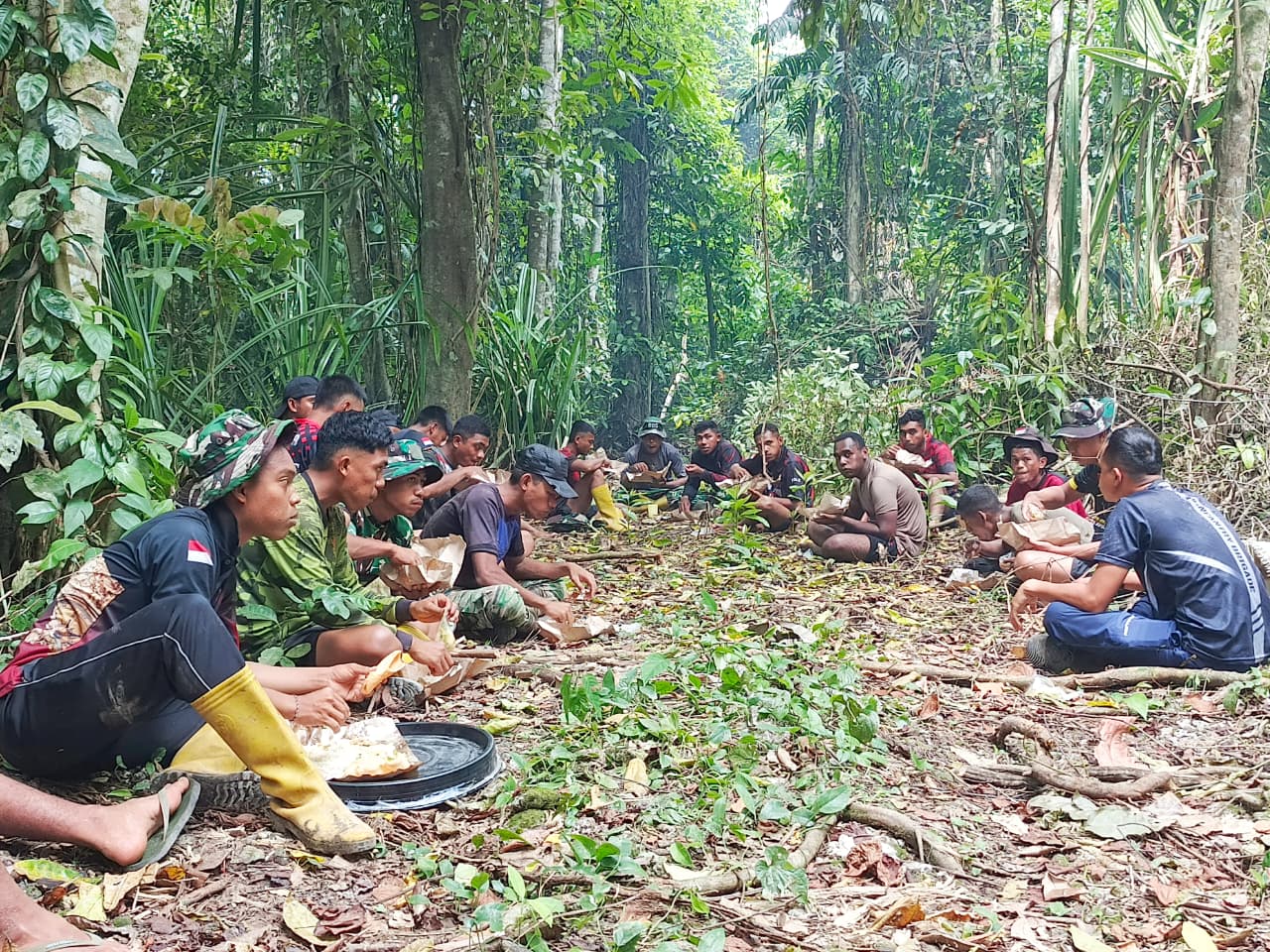 Di Balik Nasi Bungkus Ada Kebersamaan :  TMMD Ke 128 di Kampung Tanah Rubuh, Tanpa Sekat Tanpa Batas!