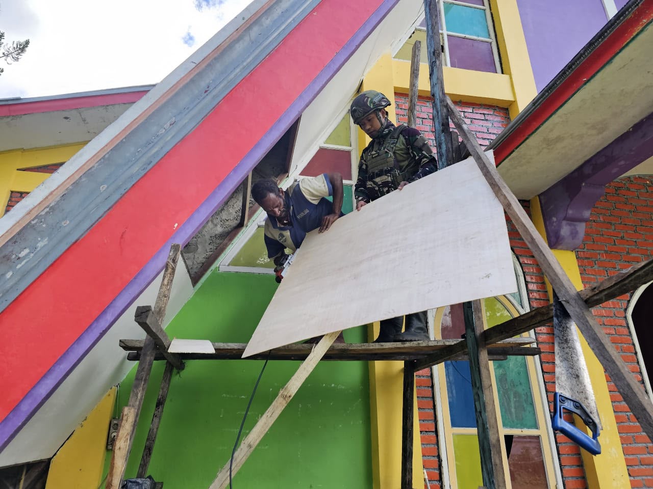 Rehab Gereja di Papua, Satgas Yonif/DY521 Bergotong Royong Renovasi Gereja Katolik Paroki Santo Paulus di Distrik Walesi