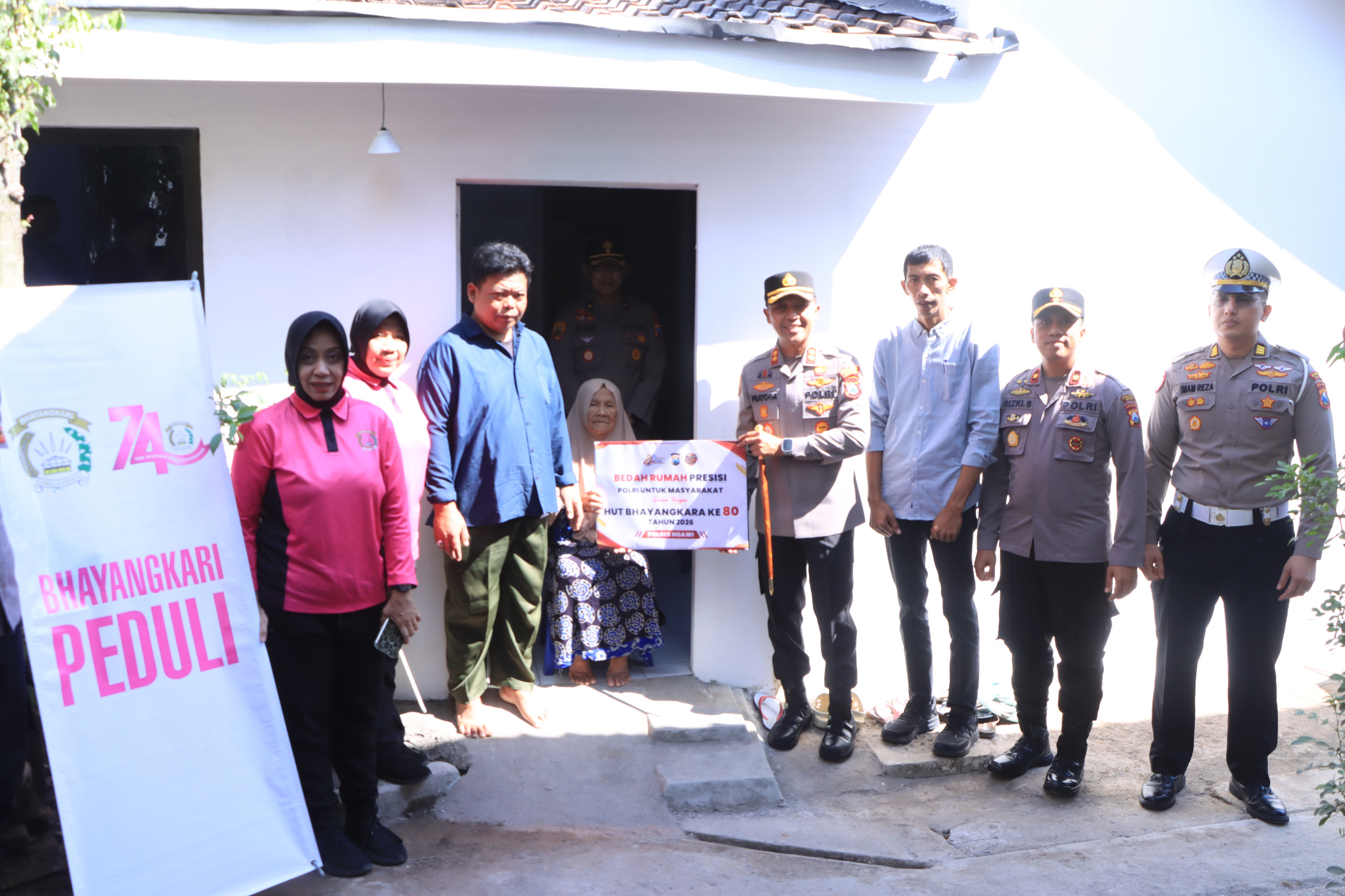 Hari Bhayangkara ke-80, Polres Ngawi Bedah Dua Rumah Jadi Layak Huni, Hadirkan Senyum dan Harapan Warga