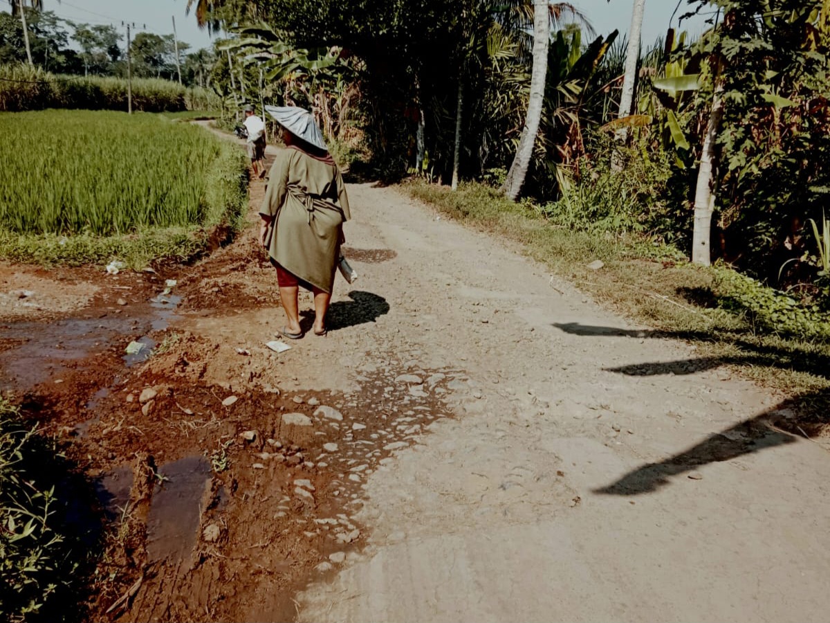 Jalan Berlubang di Desa Gelang Krajan Laok Sabe Dikeluhkan Warga, Berpotensi Langgar Kewajiban Penyelenggara Jalan